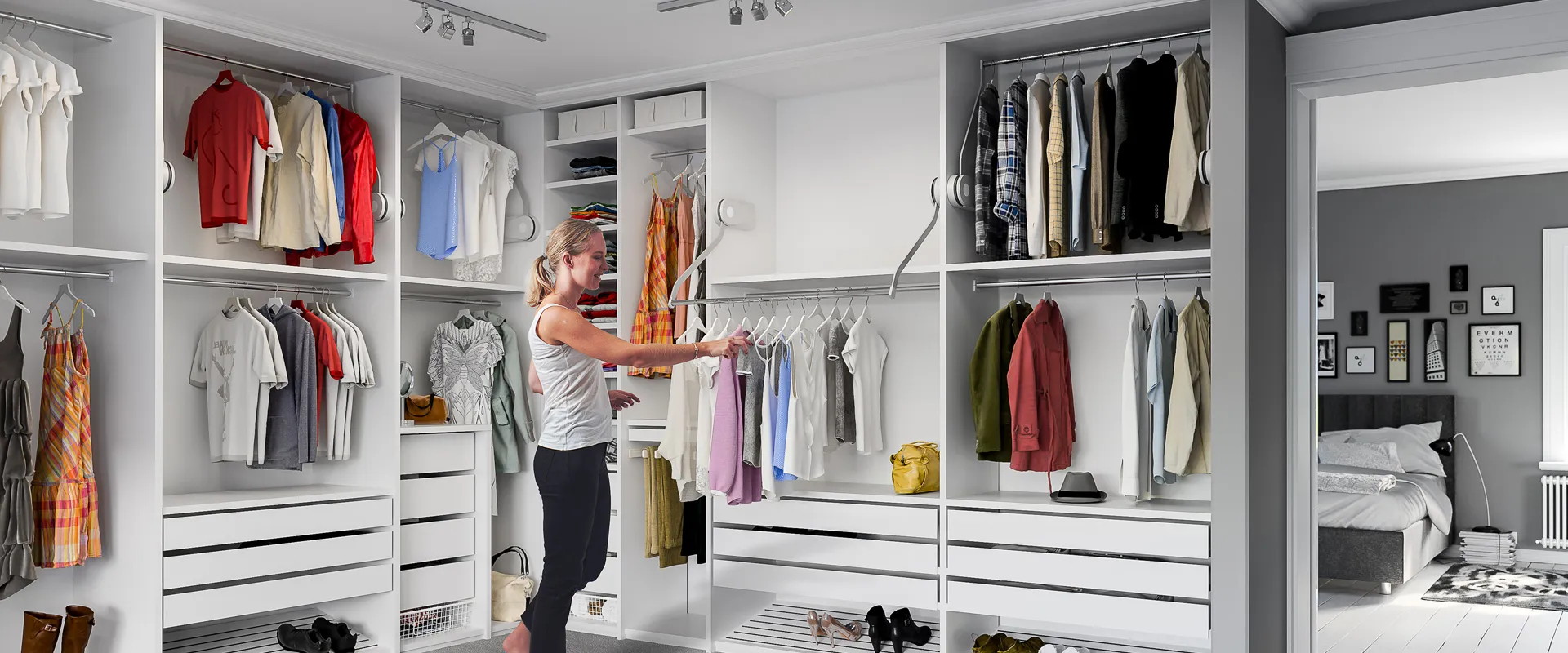 Maximal förvaring i din walk-in closet med en höj- och sänkbar klädstång